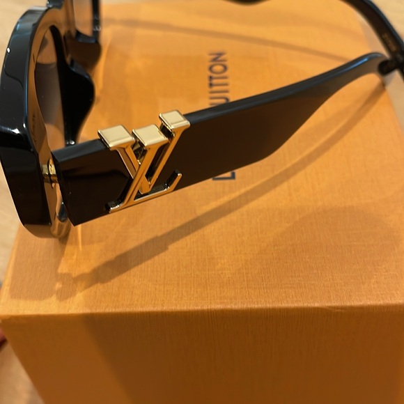 Louis Vuitton oversized sunglasses - Picture 2 of 9